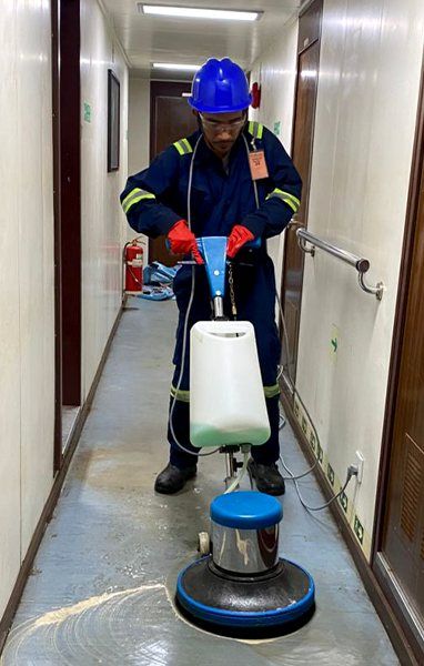 Cleaner PT NIA membersihkan koridor akomodasi kapal