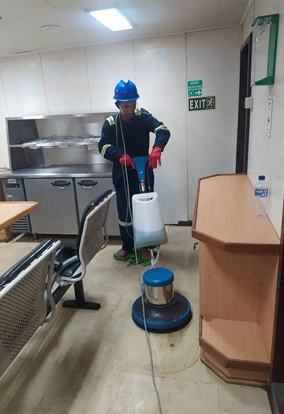 Tim PT NIA melakukan polishing lantai mess room kapal