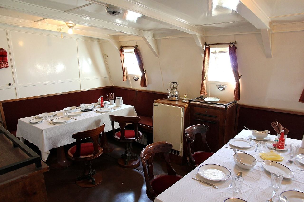 Interior mess room kapal (ilustrasi)