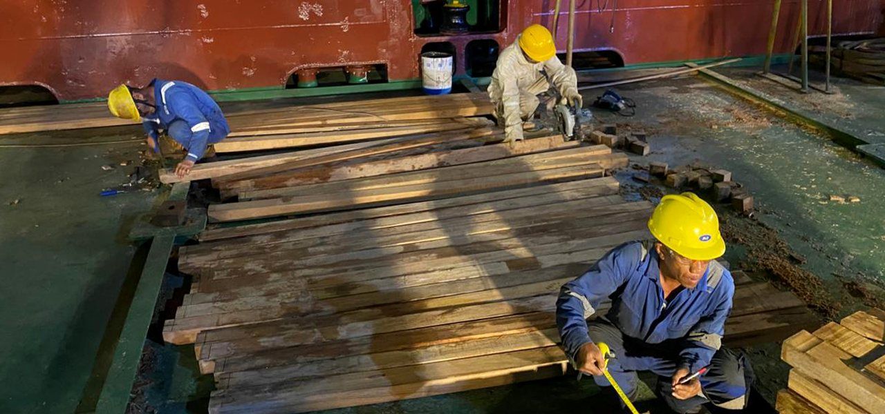 Pemasangan wooden deck kapal